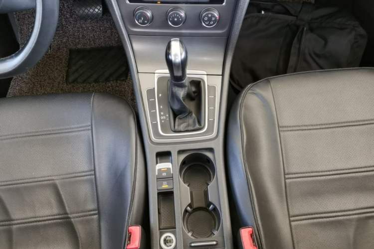 Used Volkswagen Golf 2016 1.6L Automatic Comfort Model Gear Lever