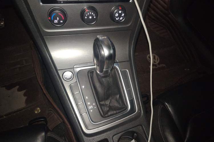 Used Volkswagen Golf 2016 230TSI Automatic Luxury Version Gear Lever