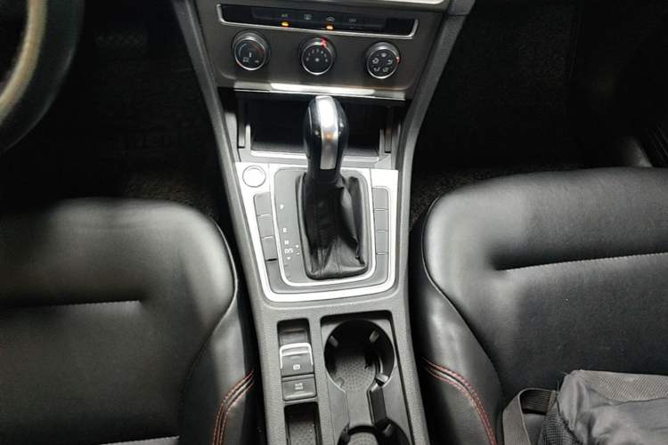 Used Volkswagen Golf 2016 1.6L Automatic Comfort Model Gear Lever