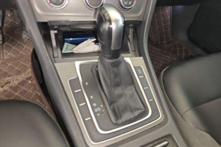 Used Volkswagen Golf 2016 1.6L Automatic Comfort Model Gear Lever