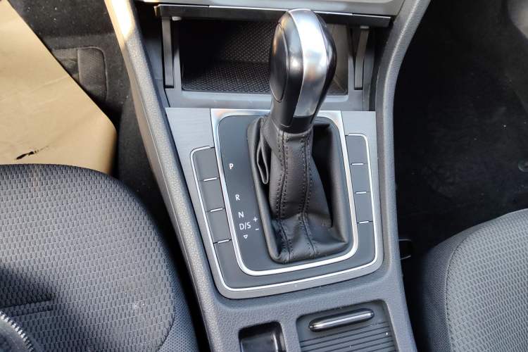 Used Volkswagen Golf 2016 1.6L Automatic Comfort Model Gear Lever