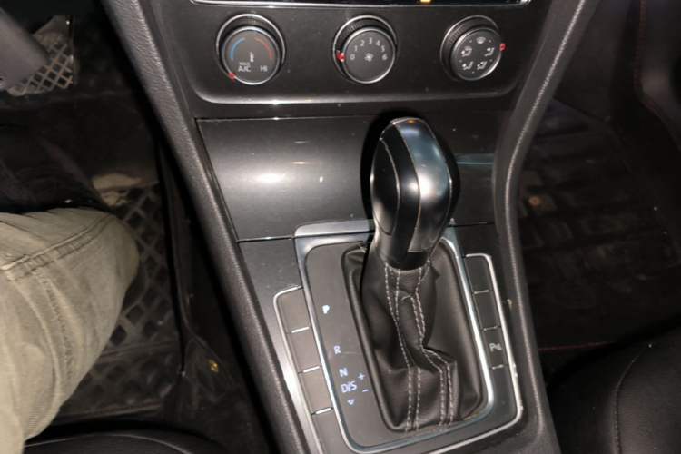 Used Volkswagen Golf 2016 1.6L Automatic Comfort Model Gear Lever