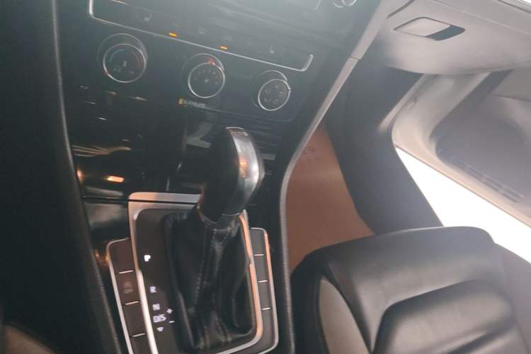 Used Volkswagen Golf 2016 1.4TSI Automatic R-Line Gear Lever