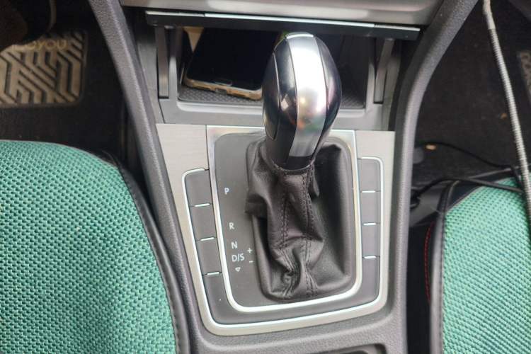 Used Volkswagen Golf 2016 1.6L Automatic Comfort Model Gear Lever