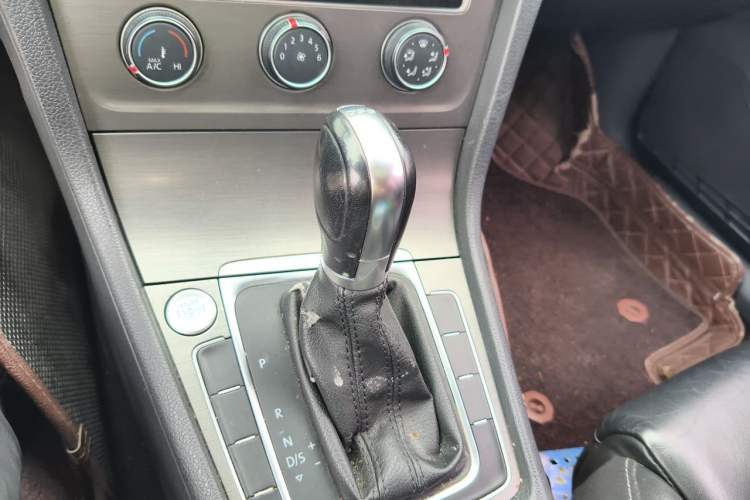 Used Volkswagen Golf 2016 230TSI Automatic Comfort Version Gear Lever