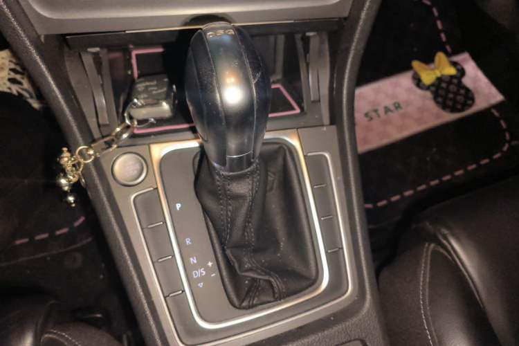 Used Volkswagen Golf 2016 230TSI Automatic Luxury Version Gear Lever