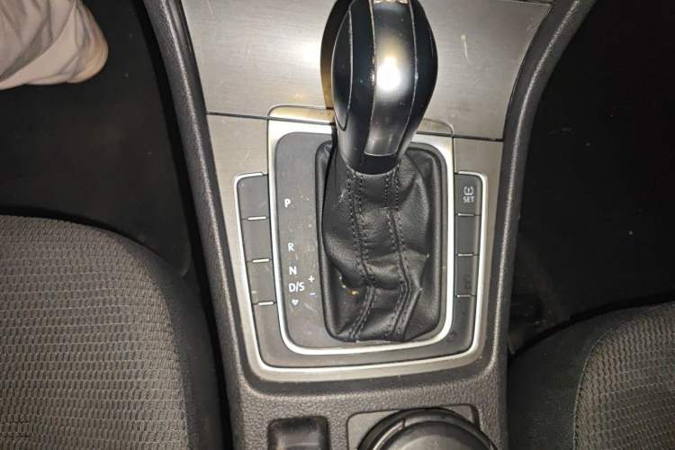 Used Volkswagen Golf 2016 230TSI Automatic Comfort Version Gear Lever