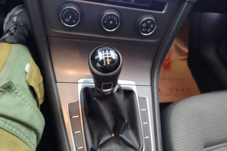 Used Volkswagen Golf 2016 230TSI Manual Comfort Version Gear Lever