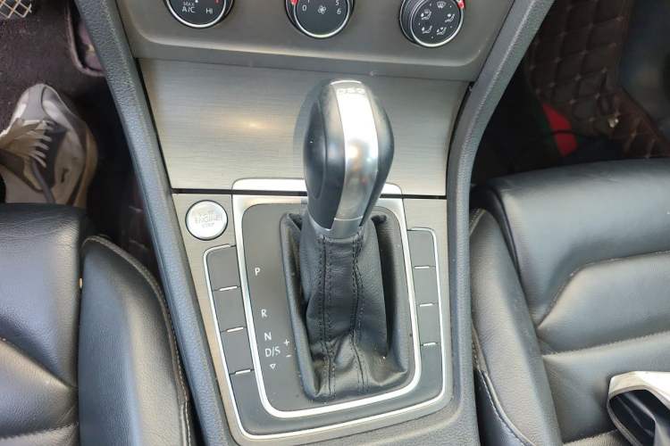 Used Volkswagen Golf 2016 230TSI Automatic Luxury Version Gear Lever