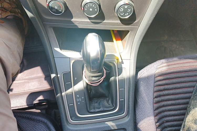 Used Volkswagen Golf 2016 1.6L Automatic Fashion Model Gear Lever