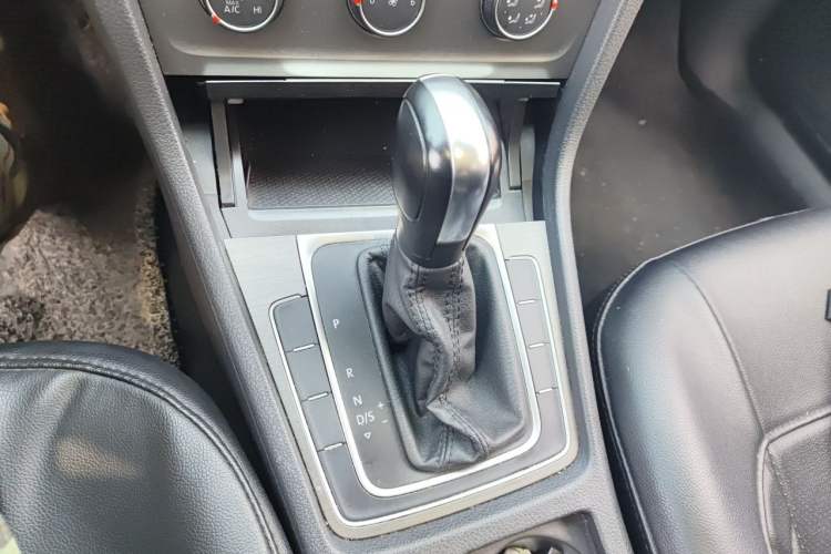 Used Volkswagen Golf 2016 1.6L Automatic Comfort Model Gear Lever