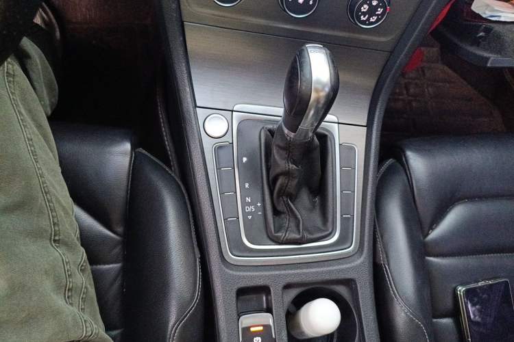 Used Volkswagen Golf 2016 230TSI Automatic Luxury Version Gear Lever