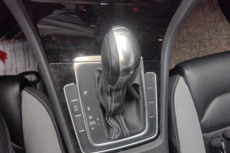 Used Volkswagen Golf 2016 1.4TSI Automatic R-Line Gear Lever