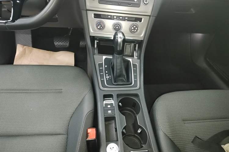 Used Volkswagen Golf 2016 1.6L Automatic Comfort Model Gear Lever