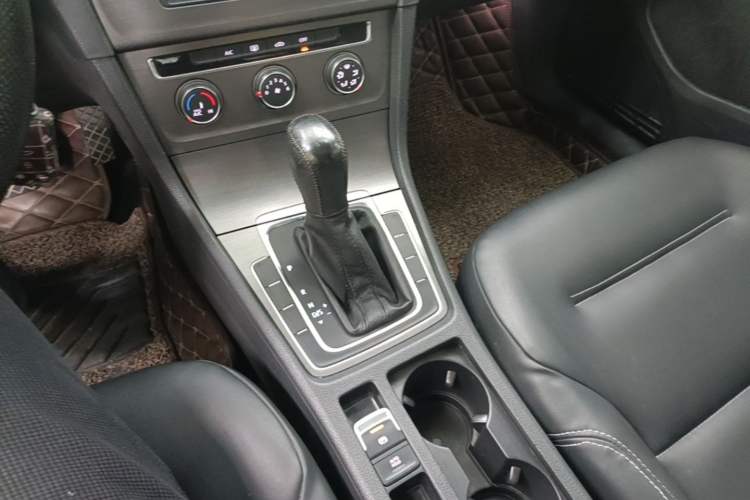 Used Volkswagen Golf 2016 1.6L Automatic Comfort Model Gear Lever