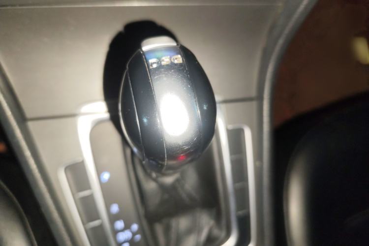 Used Volkswagen Golf 2016 230TSI Automatic Comfort Version Gear Lever