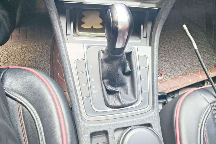 Used Volkswagen Golf 2016 230TSI Automatic Comfort Version Gear Lever