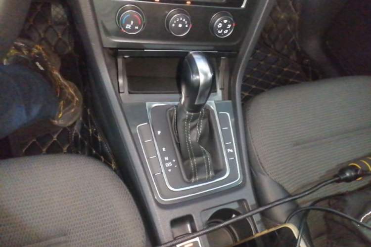 Used Volkswagen Golf 2016 1.6L Automatic Comfort Model Gear Lever