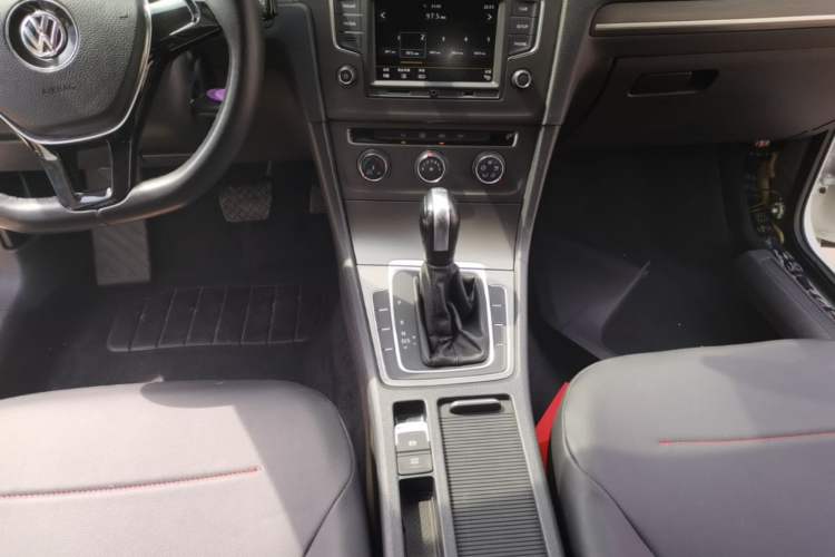 Used Volkswagen Golf 2016 230TSI Automatic Comfort Version Gear Lever