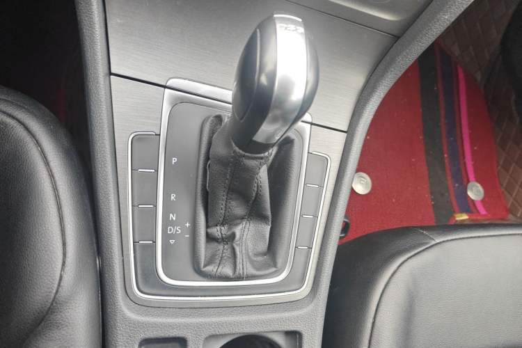 Used Volkswagen Golf 2016 230TSI Automatic Comfort Version Gear Lever