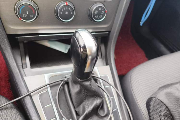 Used Volkswagen Golf 2016 230TSI Automatic Comfort Version Gear Lever