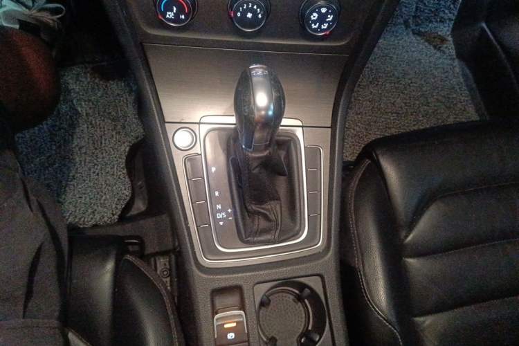 Used Volkswagen Golf 2016 230TSI Automatic Luxury Version Gear Lever
