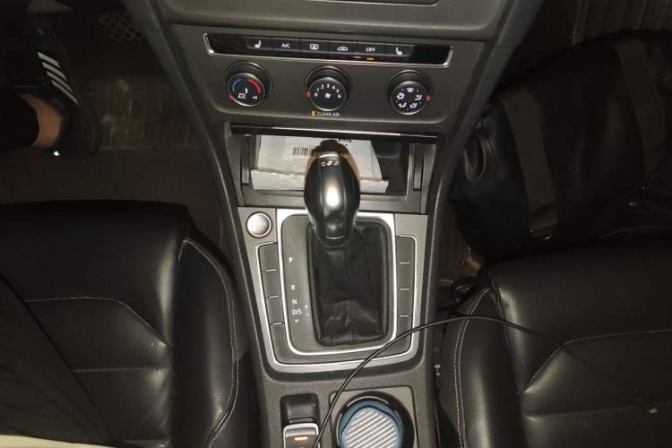 Used Volkswagen Golf 2016 230TSI Automatic Luxury Version Gear Lever