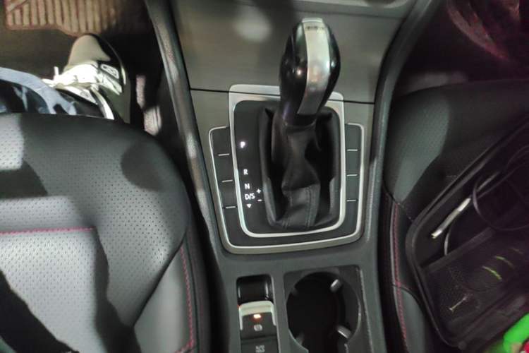 Used Volkswagen Golf 2016 230TSI Automatic Comfort Version Gear Lever