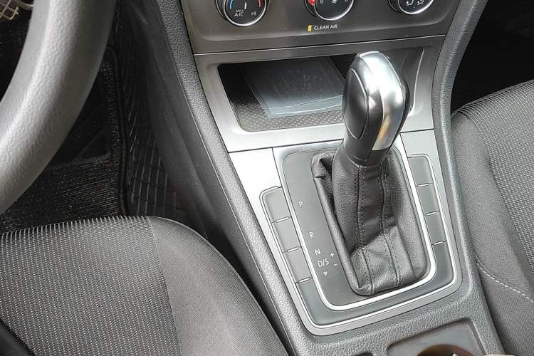 Used Volkswagen Golf 2016 1.6L Automatic Fashion Model Gear Lever