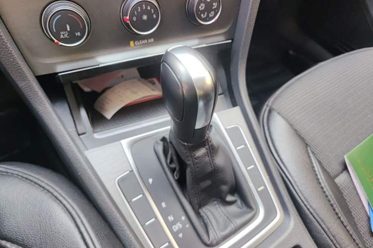 Used Volkswagen Golf 2016 1.6L Automatic Comfort Model Gear Lever