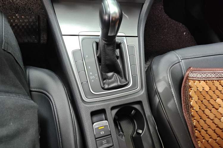 Used Volkswagen Golf 2016 230TSI Automatic Comfort Version Gear Lever