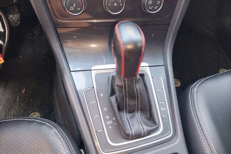 Used Volkswagen Golf 2016 230TSI Automatic Comfort Version Gear Lever
