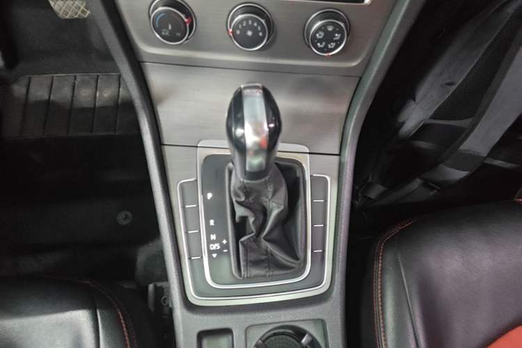 Used Volkswagen Golf 2016 230TSI Automatic Comfort Version Gear Lever
