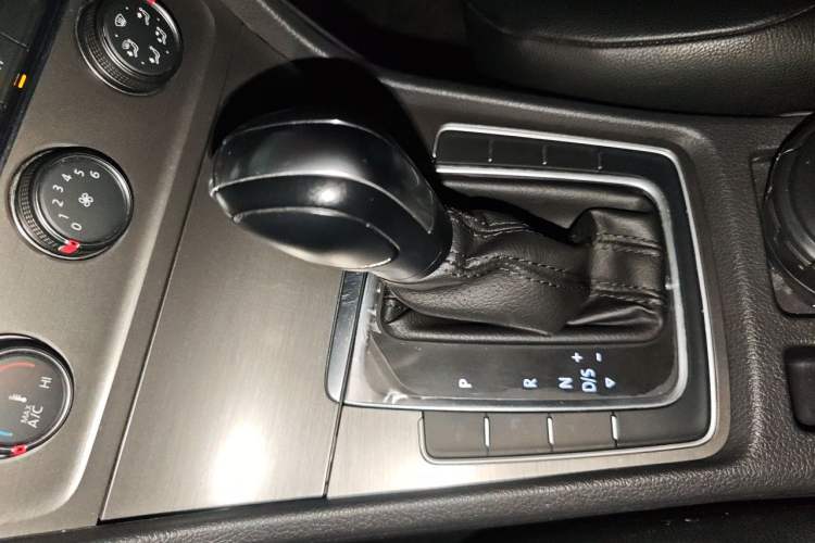 Used Volkswagen Golf 2016 1.6L Automatic Comfort Model Gear Lever