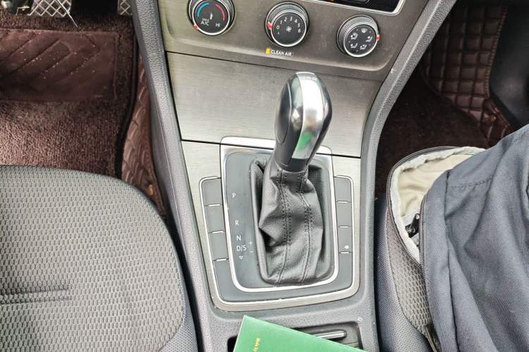 Used Volkswagen Golf 2016 230TSI Automatic Comfort Version Gear Lever
