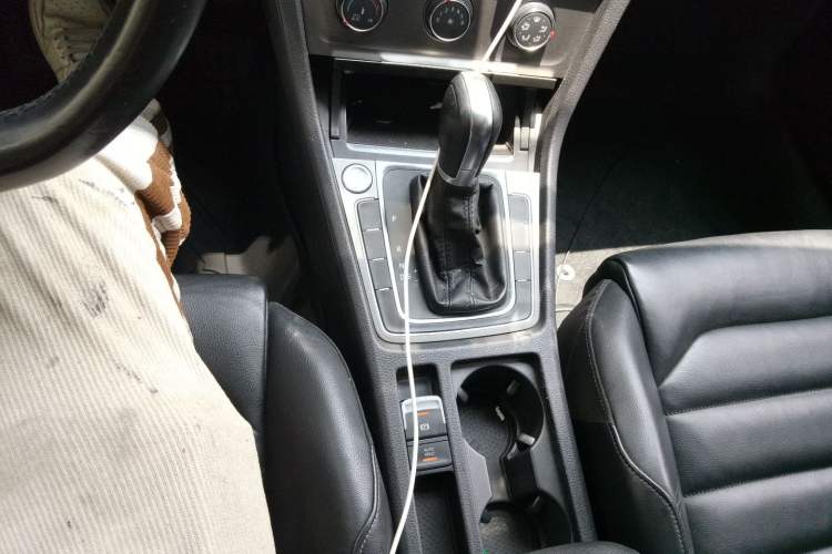 Used Volkswagen Golf 2016 230TSI Automatic Luxury Version Gear Lever