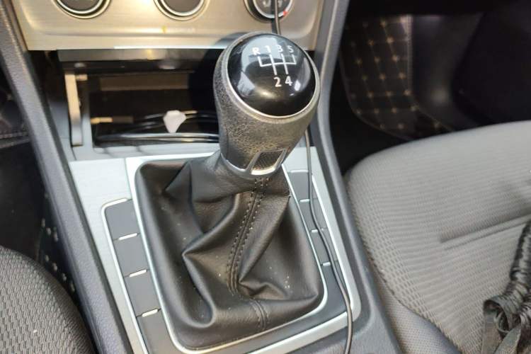 Used Volkswagen Golf 2016 230TSI Manual Comfort Version Gear Lever
