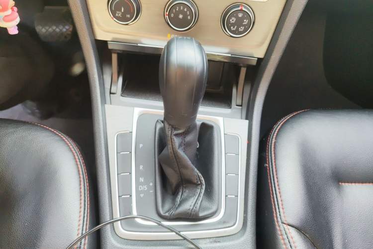 Used Volkswagen Golf 2016 230TSI Automatic Comfort Version Gear Lever