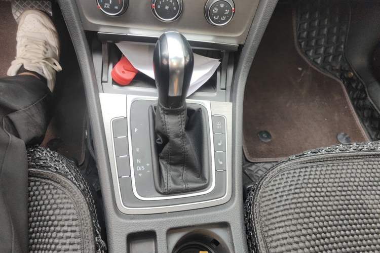 Used Volkswagen Golf 2016 1.6L Automatic Comfort Model Gear Lever