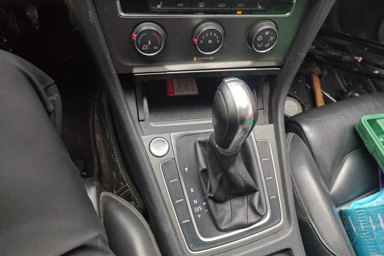 Used Volkswagen Golf 2016 230TSI Automatic Luxury Version Gear Lever