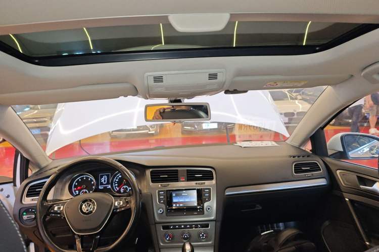 Used Volkswagen Golf 2016 230TSI Automatic Luxury Version Headliner