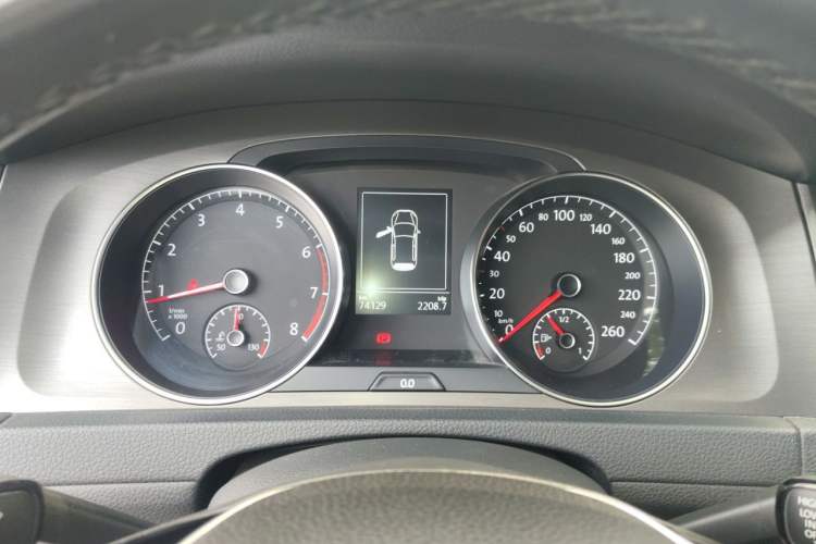 Used Volkswagen Golf 2016 230TSI Manual Comfort Version Instrument Cluster