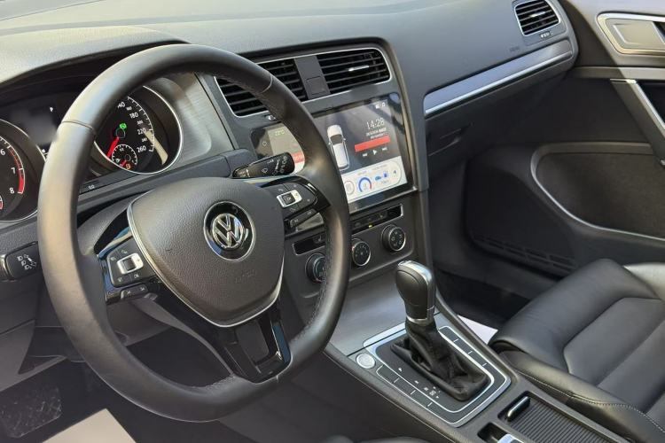 Used Volkswagen Golf 2016 230TSI Automatic Luxury Version Interior 1