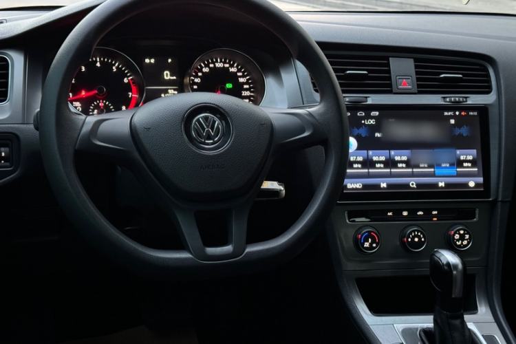 Used Volkswagen Golf 2016 1.6L Automatic Fashion Model Interior 1