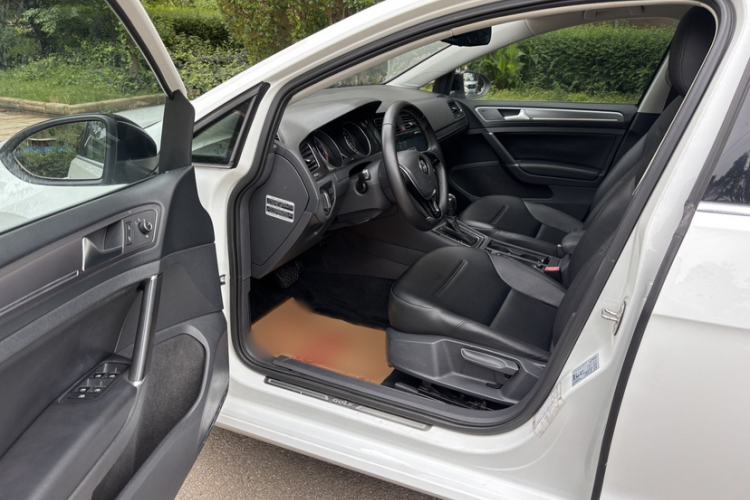 Used Volkswagen Golf 2016 230TSI Automatic Luxury Version Interior 1
