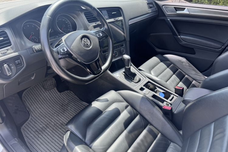 Used Volkswagen Golf 2016 230TSI Automatic Luxury Version Interior 3