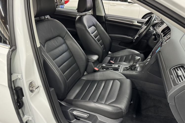 Used Volkswagen Golf 2016 230TSI Automatic Luxury Version Interior 3