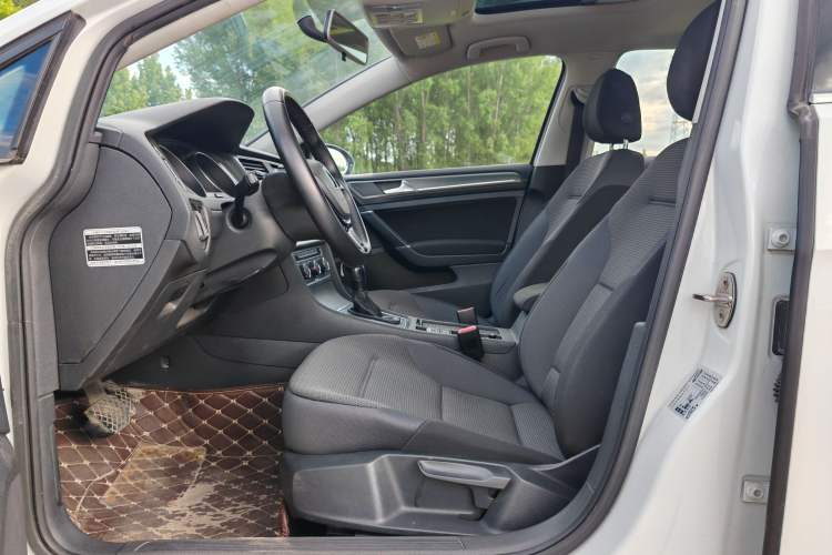 Used Volkswagen Golf 2016 1.6L Automatic Comfort Model Interior 3