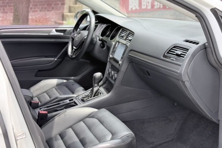 Used Volkswagen Golf 2016 230TSI Automatic Luxury Version Interior 3
