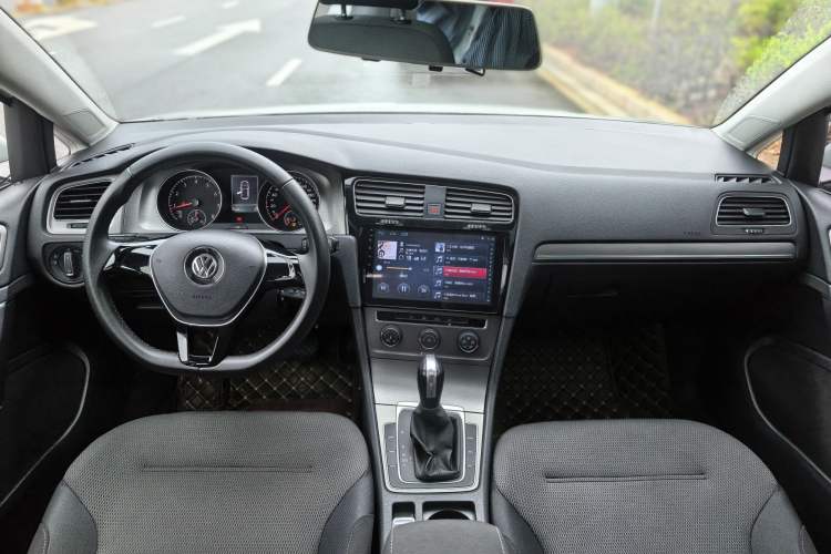 Used Volkswagen Golf 2016 230TSI Automatic Comfort Version Interior 4